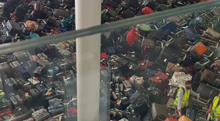 بالفيديو ..  جبال من حقائب المسافرين عبر مطار هيثرو الدولي