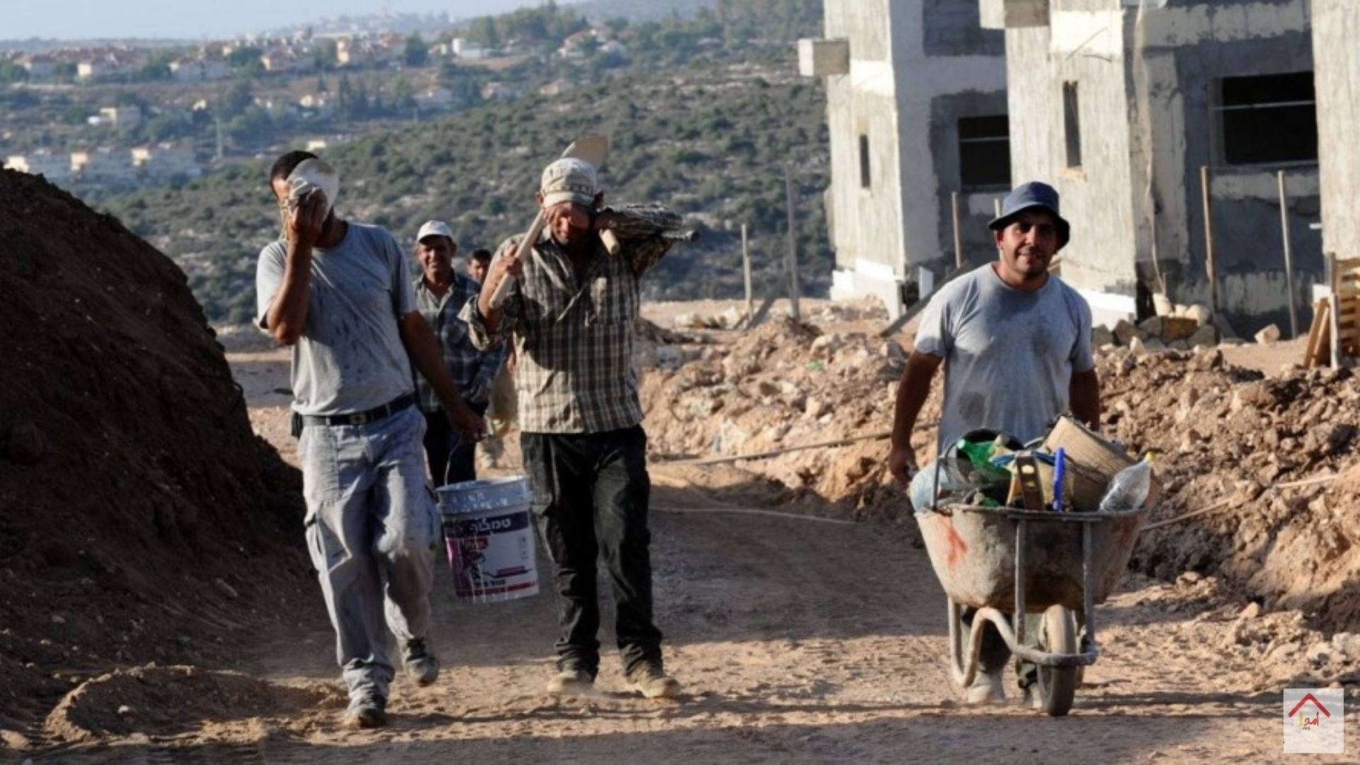 عاجل إسرائيل تعيد العمال الفلسطينيين بسبب تفجر أزمة البناء سرا