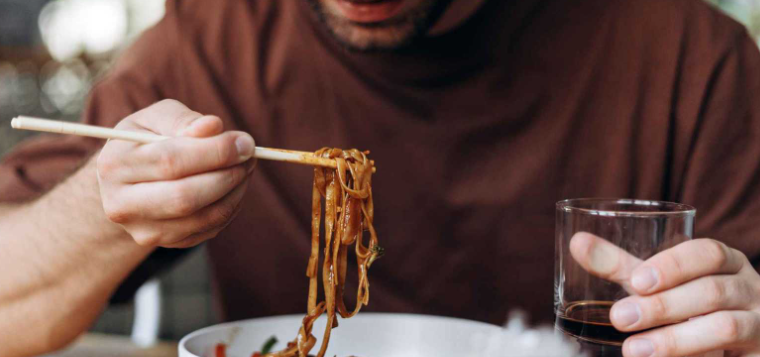 "لا للزبائن الوحيدين" ..  سياسة صادمة في مطعم كوري تثير الجدل  