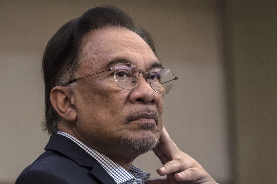 ملك ماليزيا يعين أنور إبراهيم رئيساً للوزراء بعد فشل الانتخابات في حسم المنصب 