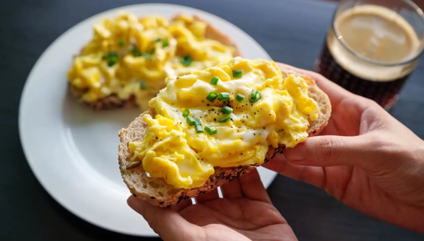 لتعزيز امتصاص "فيتامين د" ..  أفضل طريقة لتناول البيض