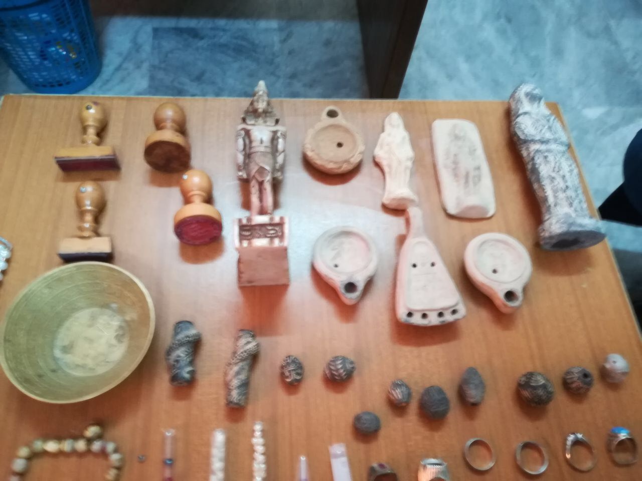 الامن الوقائي يلقي القبض على شخص وبحوزته قطع اثرية تاريخية في منزله بعمان  .. صور 