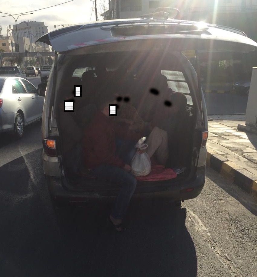 بالصور  .. سائق يعرض (20) راكباً للخطر  ..  وادارة السير تضبطه 