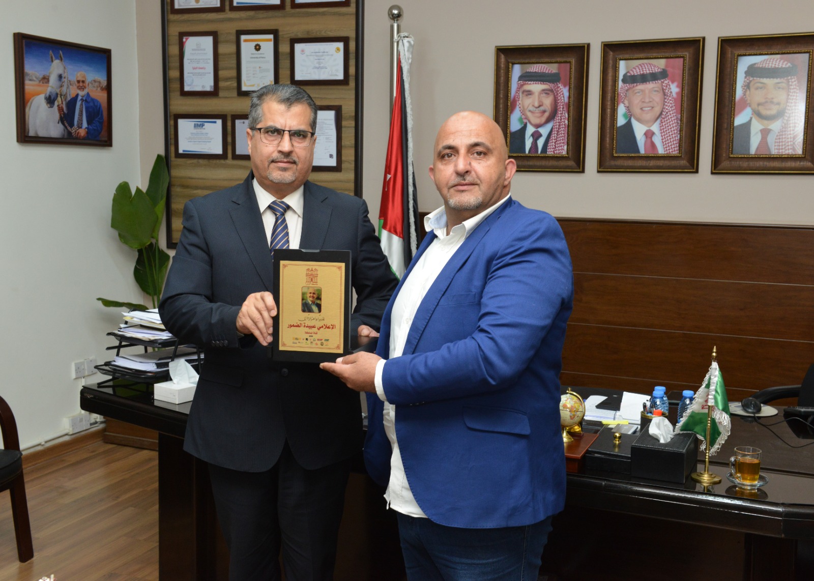 رئيس جامعة البترا يكرم الصحفي عبيدة الضمور ضمن برنامج تكريم الخريجين المتميزين