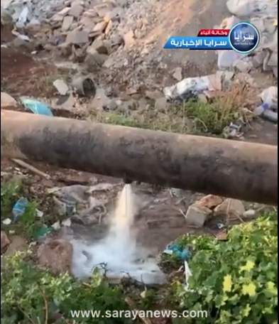 فيديو صادم ..  هدر كبير للمياه منذ نحو شهر بأحد الخطوط الرئيسية على طريق اربد - عمان