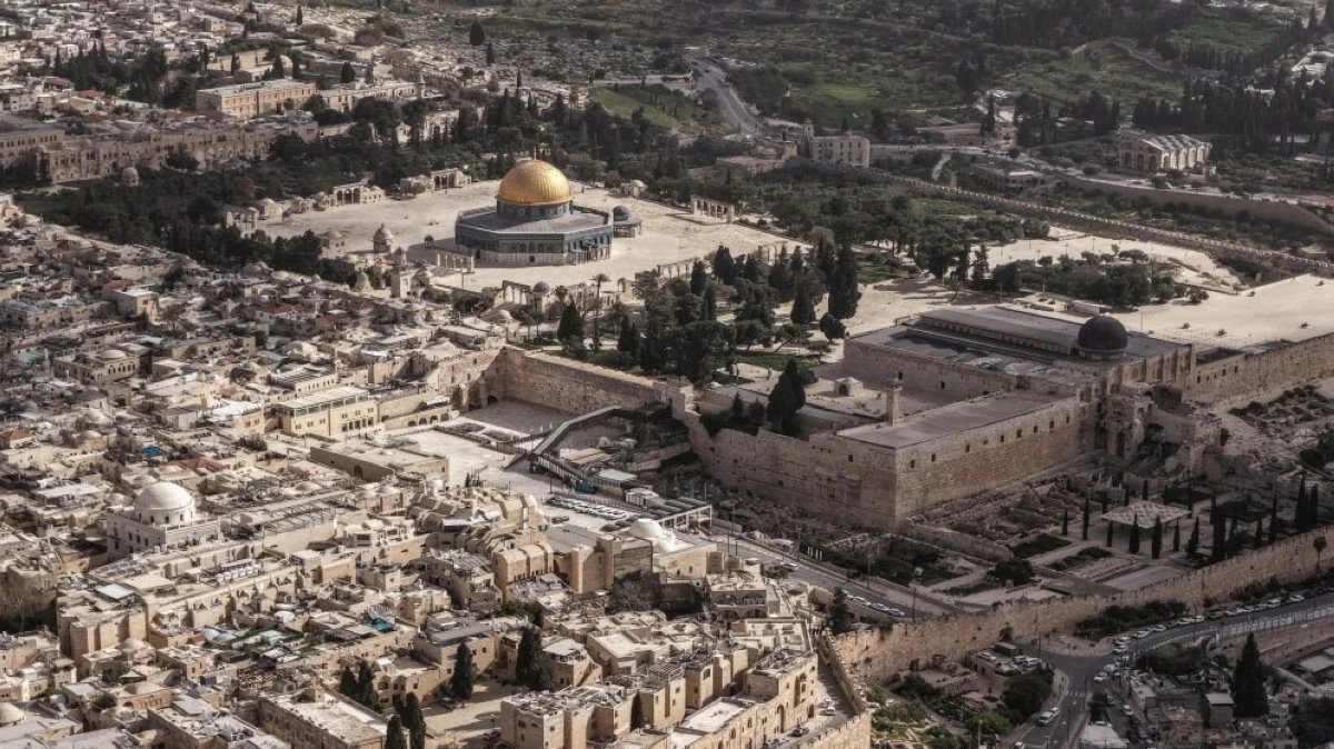 مستوطنون يقتحمون الأقصى ويعتدون على منازل وممتلكات الفلسطينيين بالضفة
