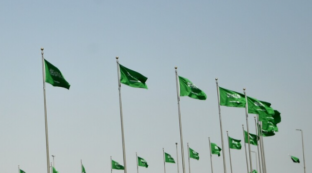 السعودية ..  السيول تغمر وادي حنيفة في الرياض  ..  فيديو 