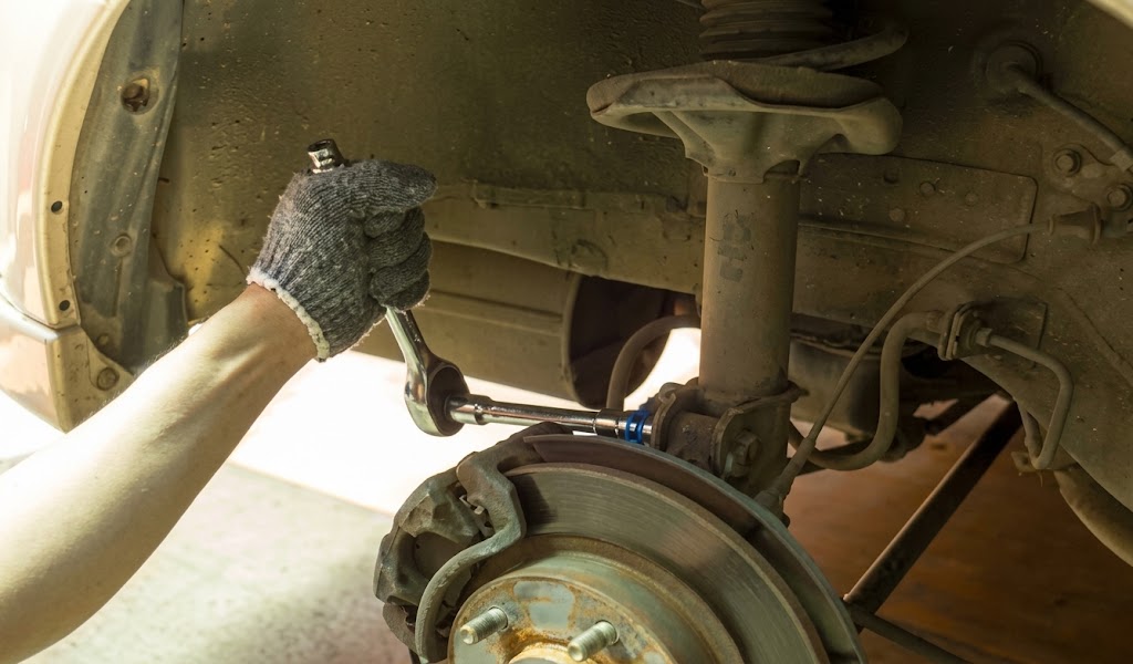 اهتزازات خطيرة ومسافات فرملة أطول  ..  علامة خفية بسيارتك قد تهدد حياتك على الطريق