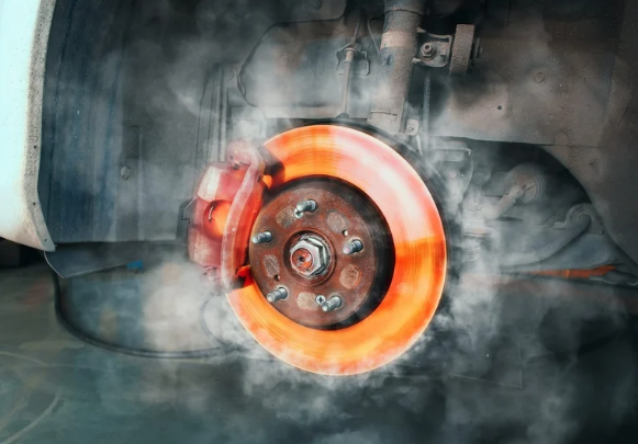 كيف تمنع تلاشي قوة الفرامل في المناخ الحار لدولة الإمارات؟