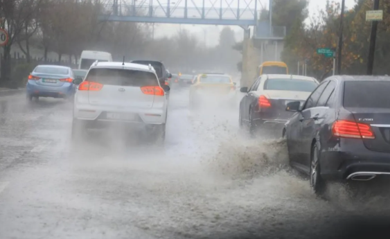 أمطار غزيرة ورياح عاتية تتجاوز 70 كم/س وتحذير من السيول والانجرافات في مناطق من الكرك والطفيلة 