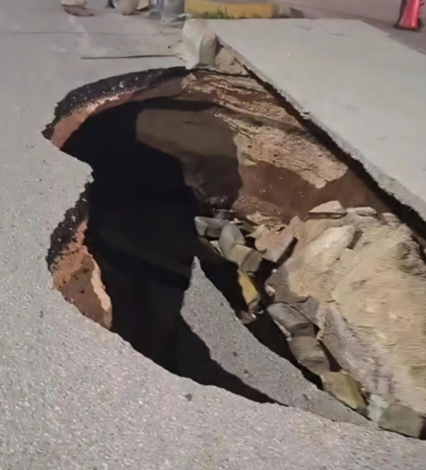 بلدية إربد: تسرب الصرف الصحي تسبب بانهيار جزئي في شارع "إسلام اباد"