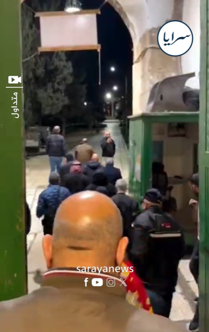 بعد 40 يومًا من الإغلاق… أبواب الأقصى تُفتح ودموع الفرح تسبق المصلين  - فيديو 