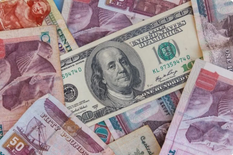 مصر ..  الدولار يكسر حاجز 52 جنيها للمرة الأولى في السوق المصرفية