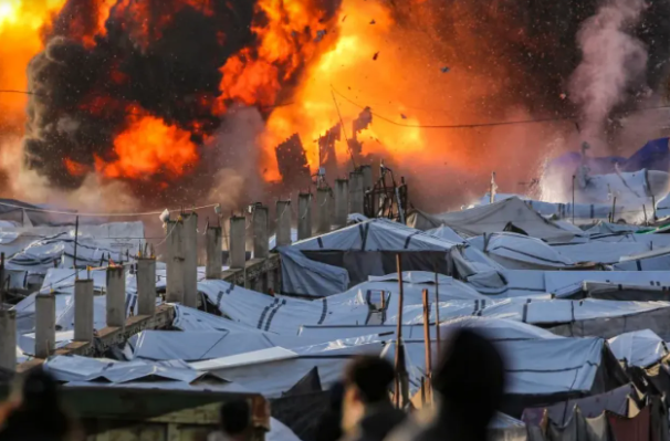 شهيد ومصابون في قصف إسرائيلي على مخيم نازحين وسط غزة