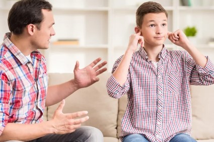 ابني متدين لكنه يعامل والده معاملة سيئة، فكيف أنصحه؟