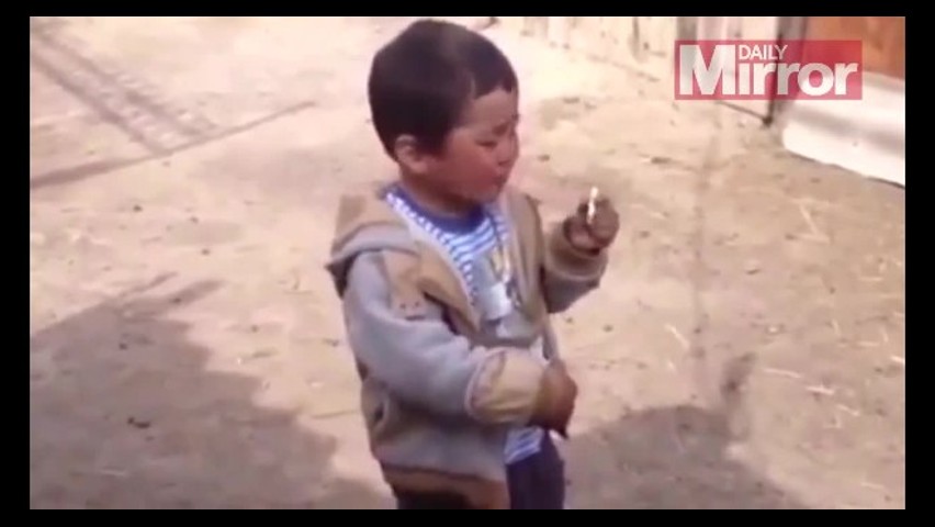 بالفيديو ..  طفل يشرب الخمر ويدخن السجائر  