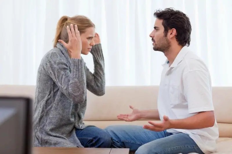 زوجي يتناول العشاء يوميًا في بيت أهله .. هل يحق لي رفض ذهابه؟