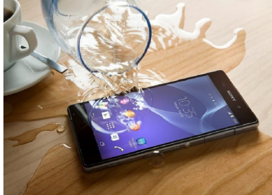 لحماية هاتفك بعد سقوطه في الماء ..  إليك هذه الخطوات