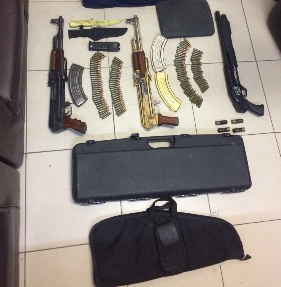   عمان : القبض على شخصين عثر بداخل منزليهما على عدد من الاسلحة غير المرخصة  