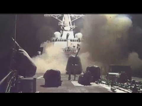 بالفيديو ..  لحظة إطلاق صواريخ "توماهوك" من بارجة أمريكية على مواقع "داعش"