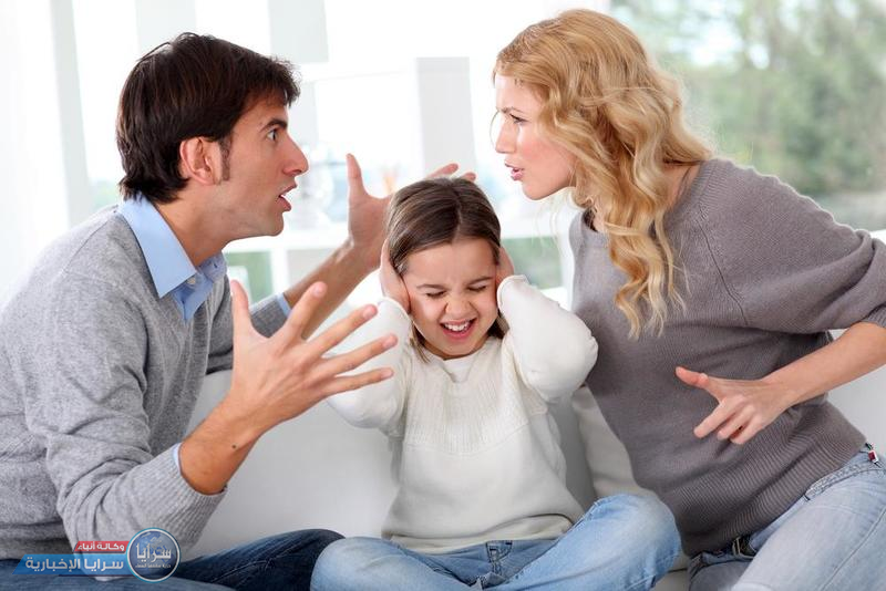عبارات لا تقوليها لزوجك أمام طفلك