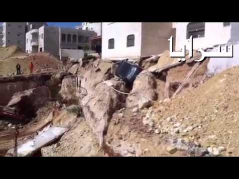 لحظة انهيار سور عمارة بضاحية الرشيد وسقوط مركبات بداخلها
