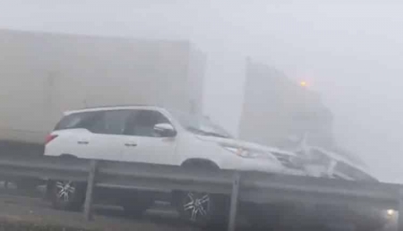 بالفيديو  ..  شاحنة تدهس سيارات تصادمت بحادث سير جماعي في أبوظبي بسبب الضباب