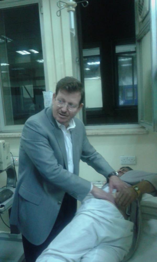 بالصور .. وزير الصحة يفاجىء مستشفى البشير بزيارة امتدت الى منتصف الليل