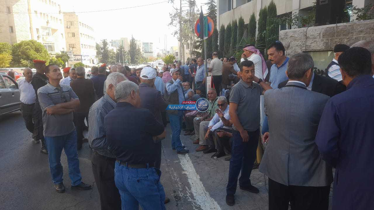 بالصور  .. المئات من متقاعدي "الفوسفات" يجددون اعتصامهم أمام الشركة إصرارا على تنفيذ مطالبهم 