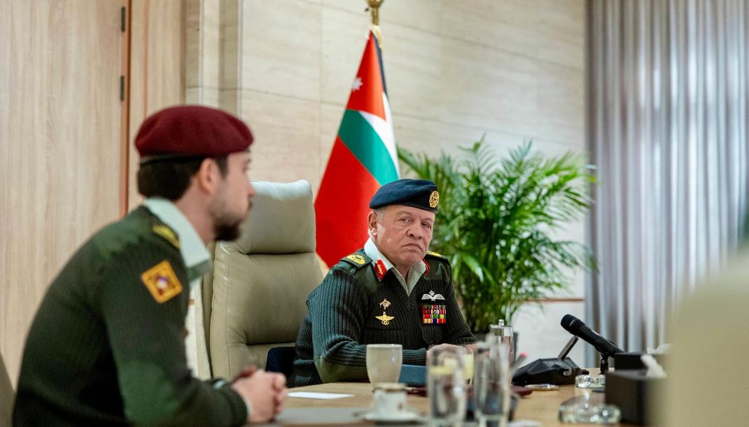 الملك يوجه الأجهزة المعنية بالرد بحزم والضرب بيد من حديد كل من تسول له نفسه العبث بوحدة الأردنيين