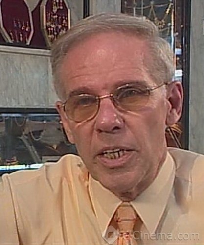 مقتل الفنان " يوسف العسال "داخل شقته 