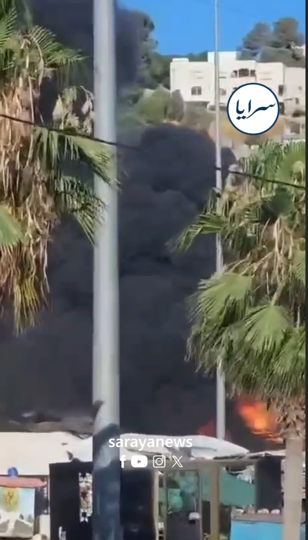 حريق يلتهم عدداً من المحال التجارية في الوسط التجاري بعجلون  ..  فيديو 