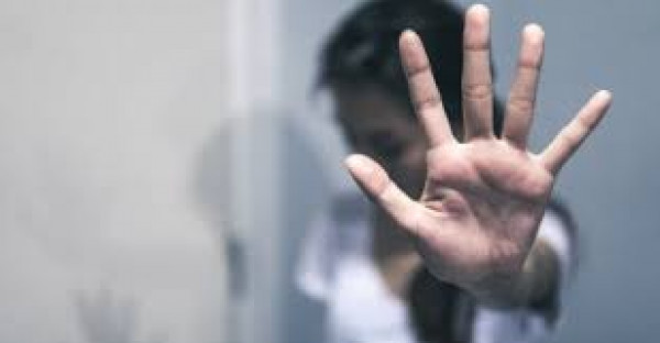 بالفيديو  ..  فتاة تلقن درساً قوياً لمتحرش