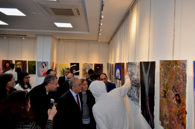 معرض فني في جامعة عمان الاهلية بعنوان " الصداقة والسلام"  
