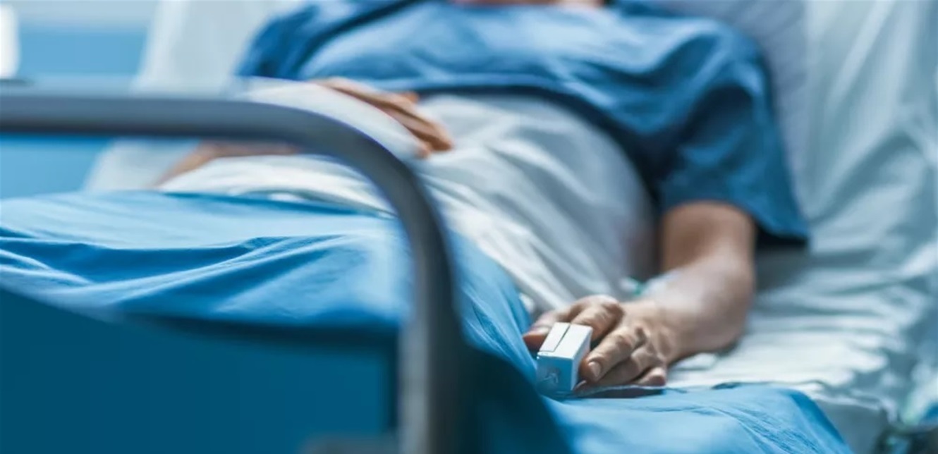 "بسبب تعرضه للتسمم" ..  ممثل لبناني يرقد في المستشفى وزوجته تكشف حالته الصحية 