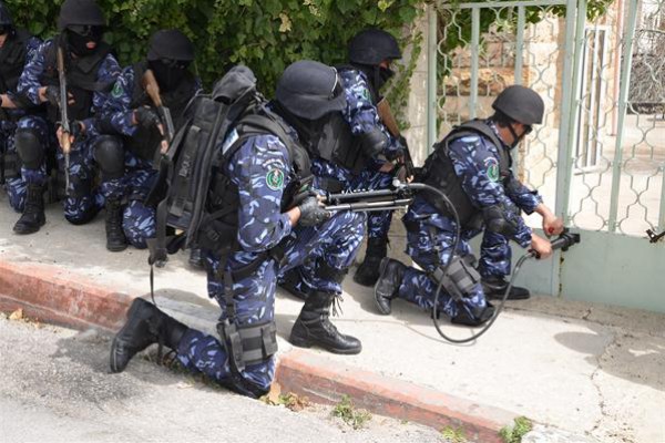 الأجهزة الأمنية بنابلس تلقي القبض على أخطر المطلوبين الجنائيين