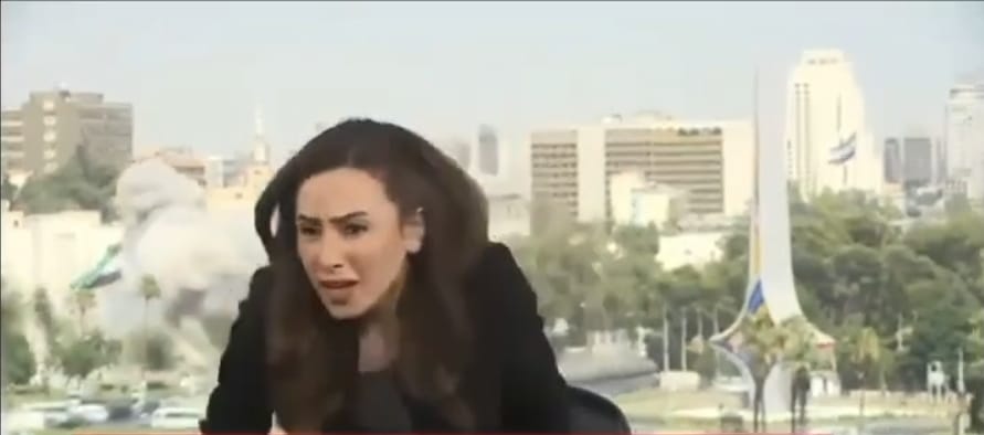 بالفيديو ..  لحظة القصف "الإسرائيلي" على مبنى مجمع الأركان العامة وسط دمشق