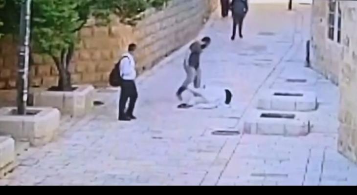 مستوطن يعتدي على راهبة  في القدس المحتلة  .. فيديو 
