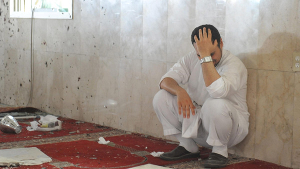 السعوية: صور تروي ما حدث بعد تفجير مسجد القديح  .. 