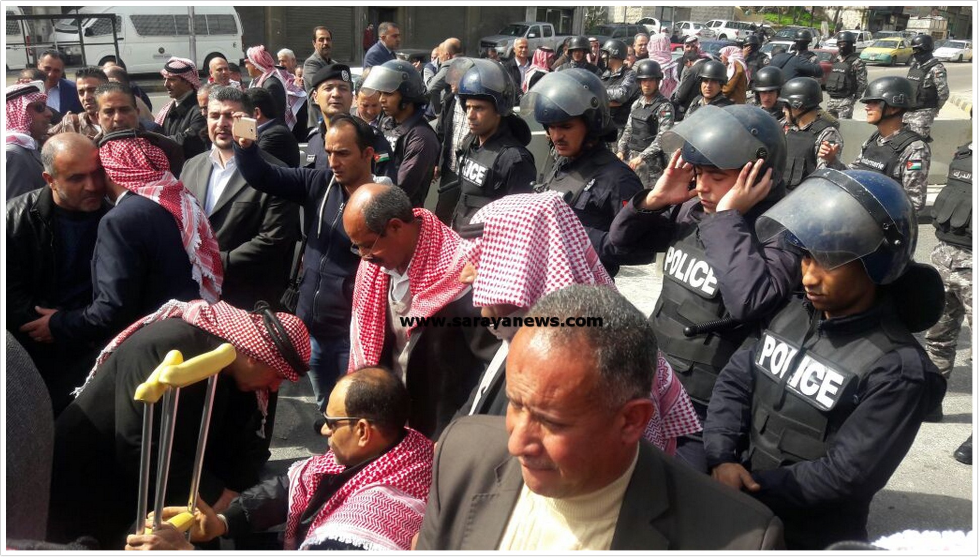 بالصور  ..  اعتصام ضباط الأمن العام المتقاعدين امام الديوان الملكي 