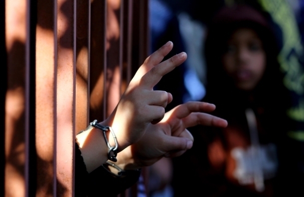 طفل أسير بكتائب الأقصى يسلم رسالة "مؤثرة" لعباس للفت انتباهه