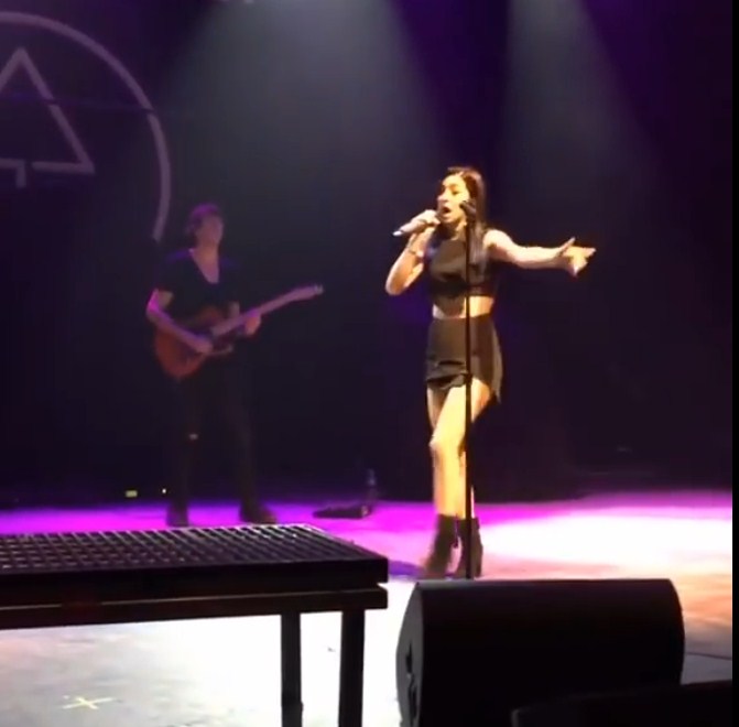 بالفيديو  ..  اللحظات الأخيرة للمغنية الأمريكية كريستينا غريمي قبل مقتلها 