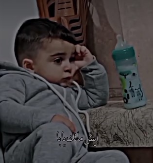 فيديو طريف لطفل بوضعية التفكير 
