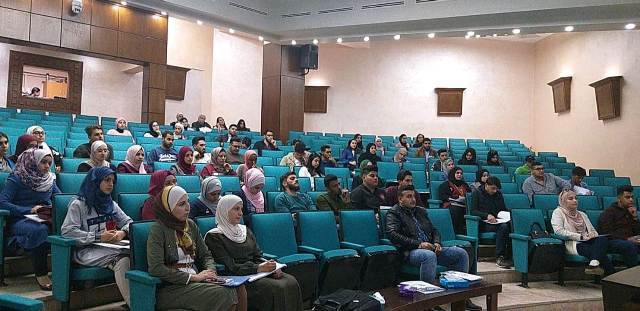 عمادة كلية الصيدلة والعلوم الطبية بجامعة عمان الاهلية  تلتقي الطلبة المستجدين في الكلية 