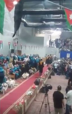 بعد البصق عليه ..  فيديو جديد يظهر  .. لحظة الهجوم على الاستاذ الجامعي و الاعتداء عليه بالضرب 