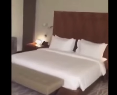 بالفيديو ..  سعودي يكشف عن كاميرات تجسس داخل فندق شهير موجهة نحو "سرير النوم"
