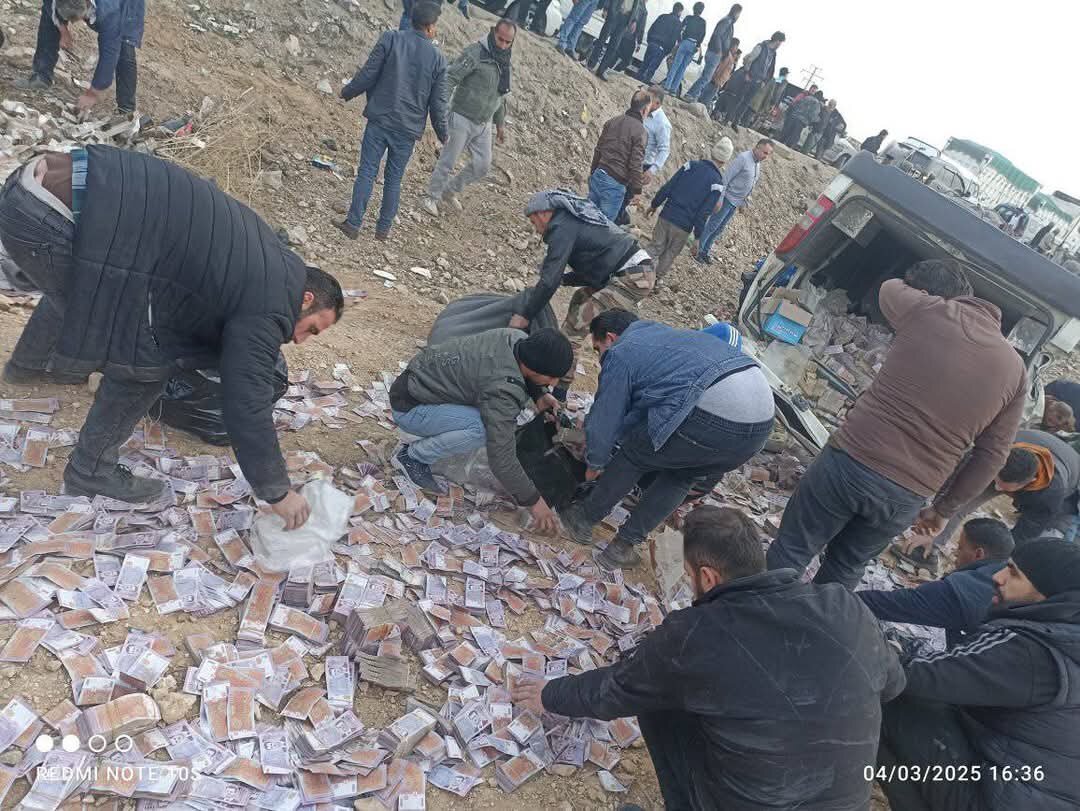 تطاير ملايين الليرات على أوتوستراد حمص - دمشق