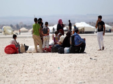 لاجئون في "الزعتري" يعتصمون لتبديل الخيم بكرفانات