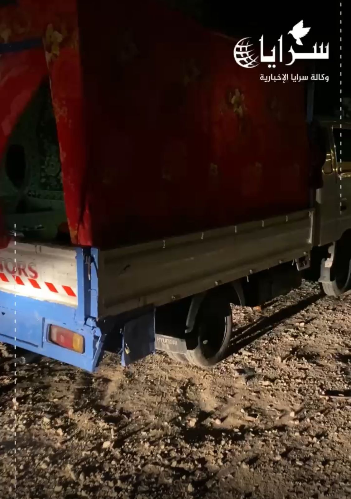 بالفيديو  ..  مواطن يسكن داخل مركبة مع زوجته وأطفاله الخمسة بعد طرده من المنزل