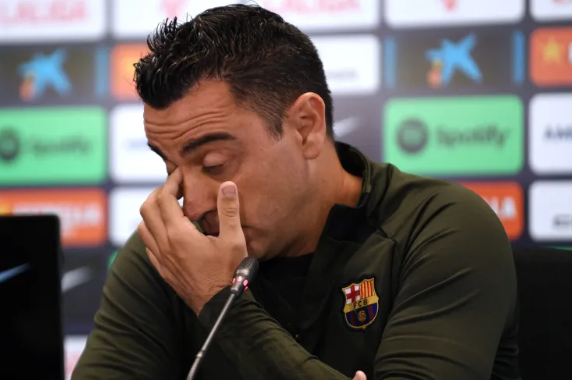 تشافي يعترف بخطأ فادح تسبب بإقالته من تدريب برشلونة
